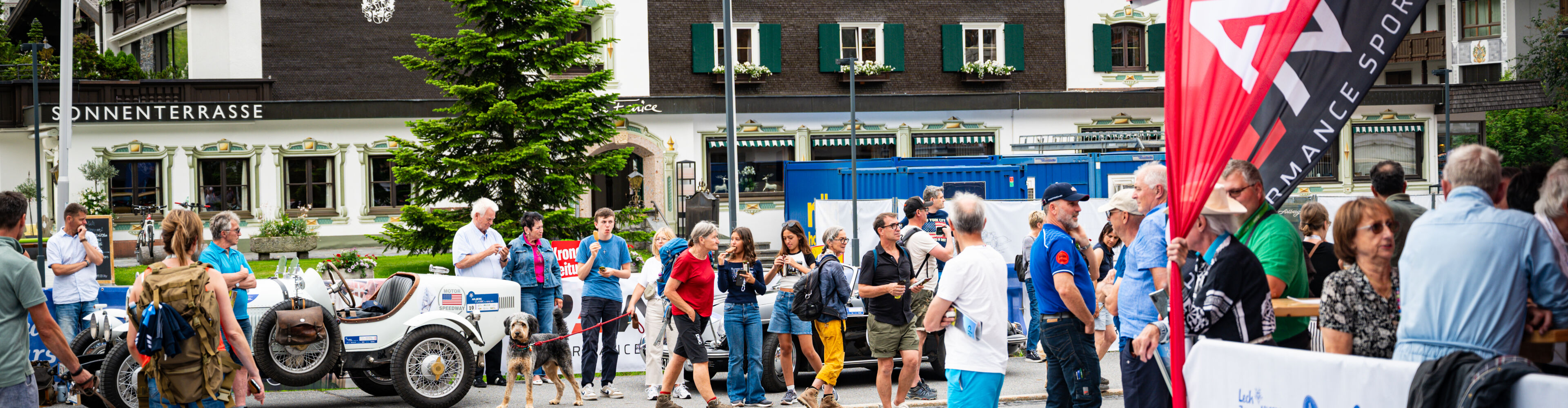 Zuschauer warten am Rüfiplatz auf die Oldtimer bei der Arlberg Classic Car Rally